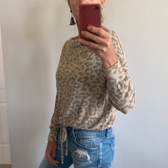 Animal Print Long Sleeve Cropped Top - Picture 7 of 12